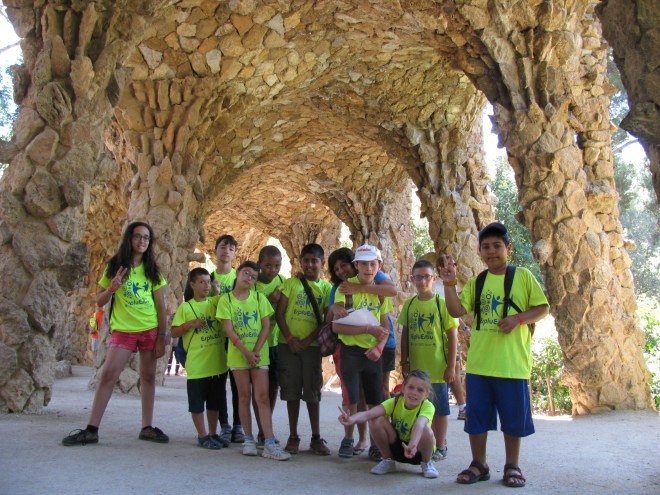 Sota l'arc de Gaudí 2